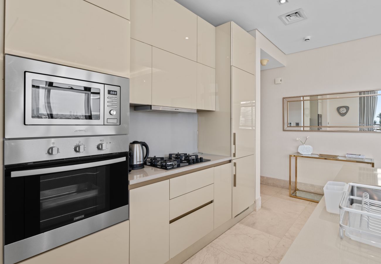 Apartment in Dubai - Luxe Escape 1BR w SofaBed|Sleeps 4| Marina View