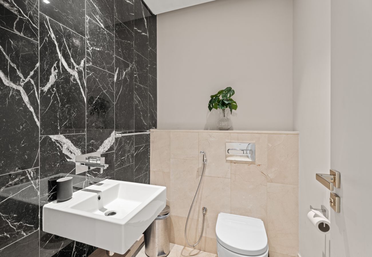 Apartment in Dubai - Luxe Escape 1BR w SofaBed|Sleeps 4| Marina View