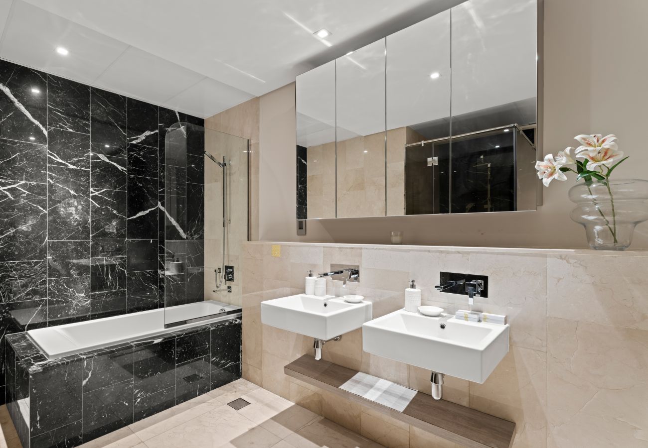 Apartment in Dubai - Luxe Escape 1BR w SofaBed|Sleeps 4| Marina View