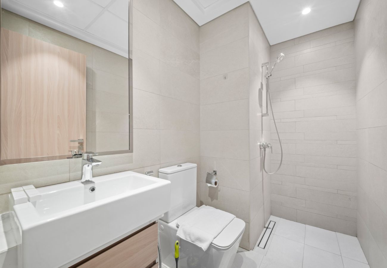 Apartment in Dubai - Classic Charm 1BR In Azizi Gardens