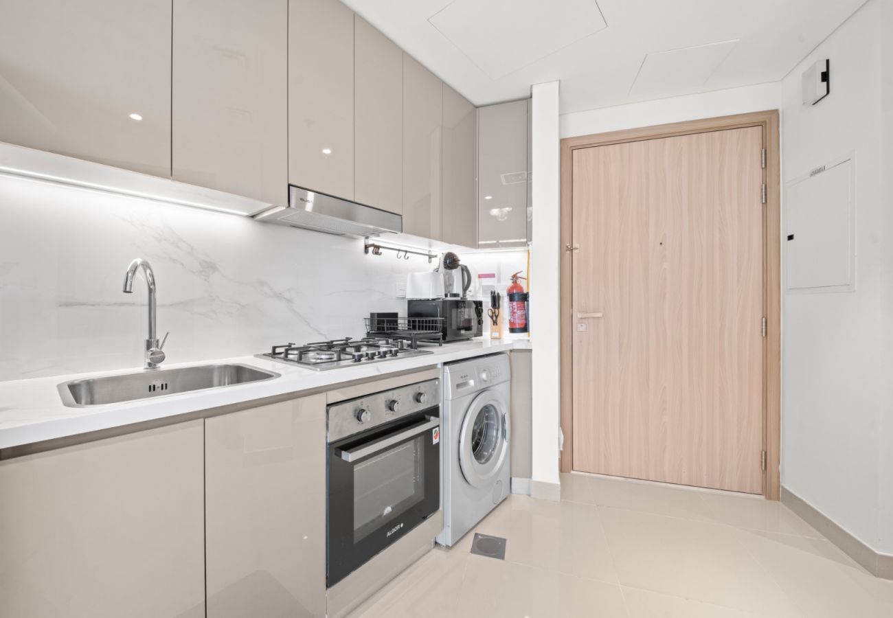 Apartment in Dubai - Classic Charm 1BR In Azizi Gardens