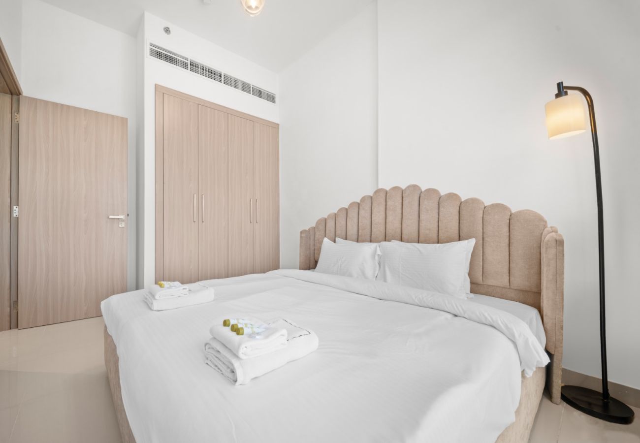 Apartment in Dubai - Classic Charm 1BR In Azizi Gardens