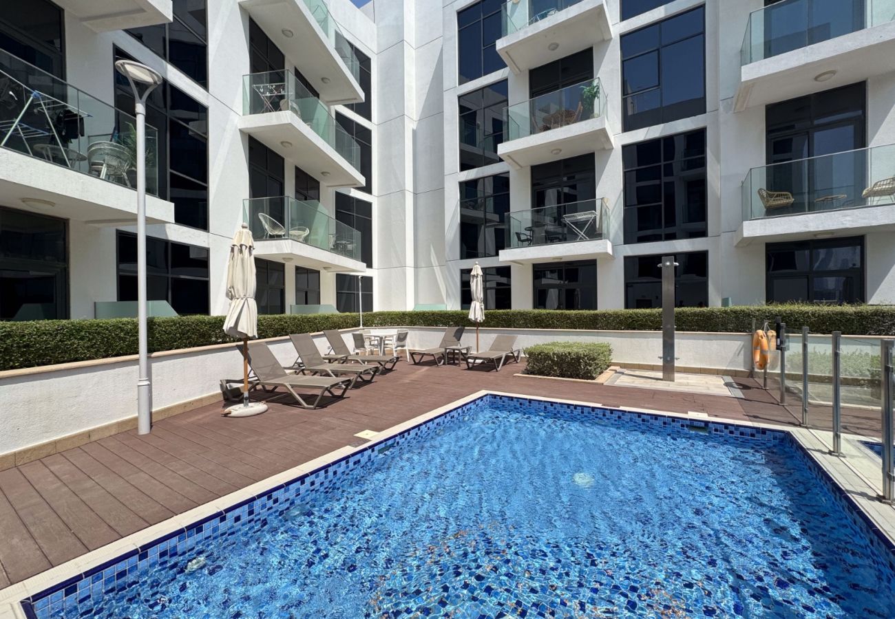 Apartment in Dubai - Classic Charm 1BR In Azizi Gardens