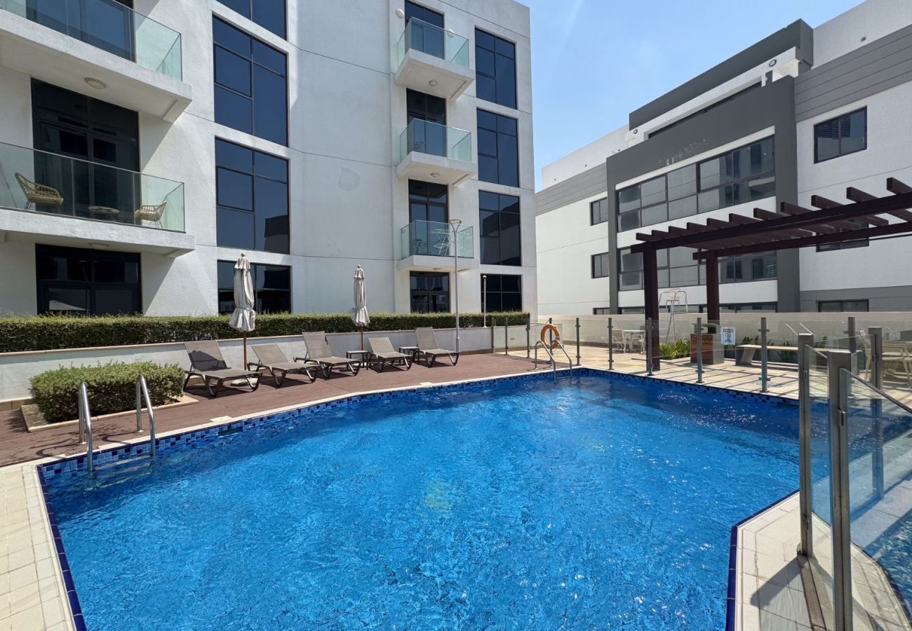 Apartment in Dubai - Classic Charm 1BR In Azizi Gardens