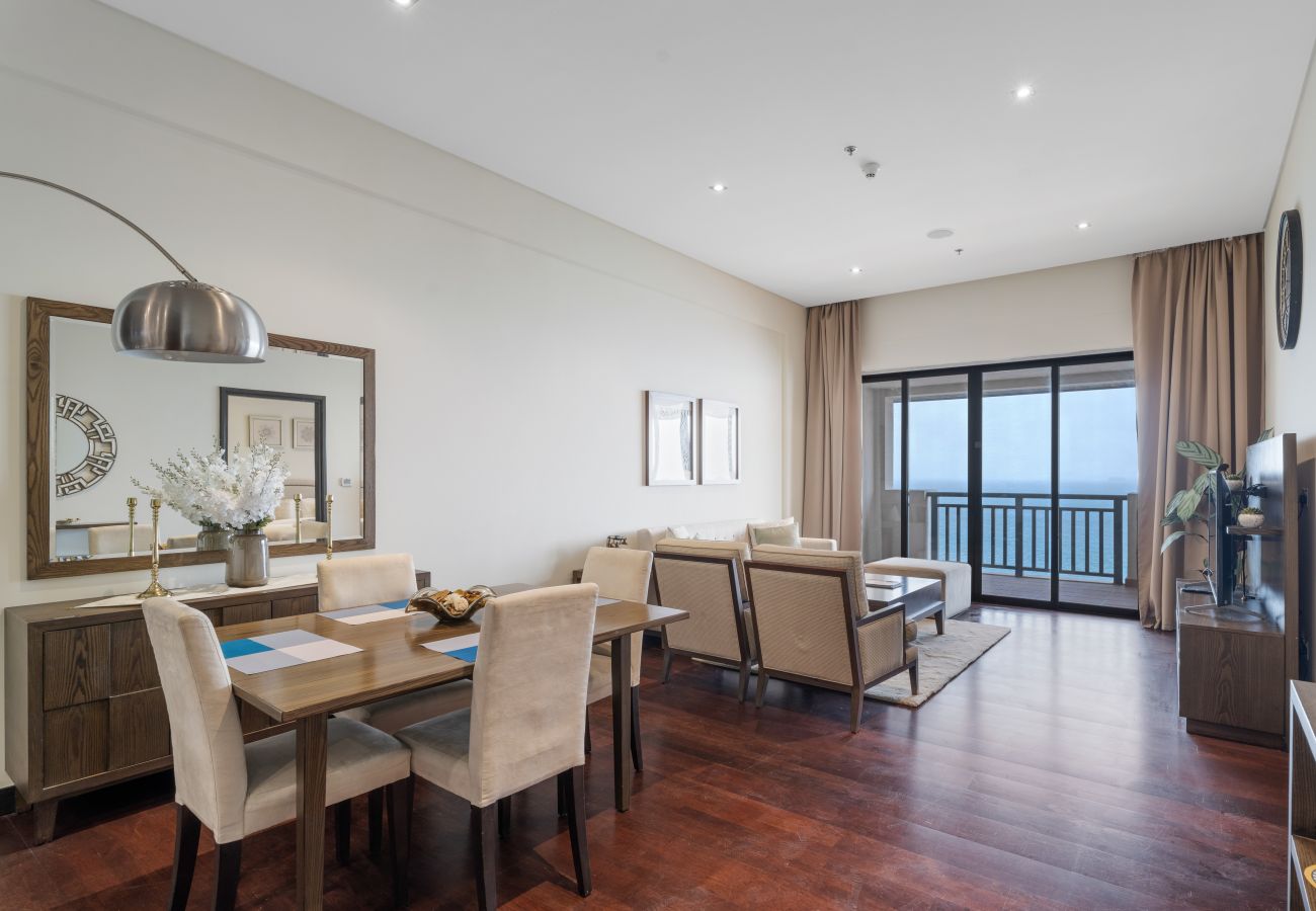 Apartment in Dubai - Beachfront Bliss 1BR In Royal Amwaj