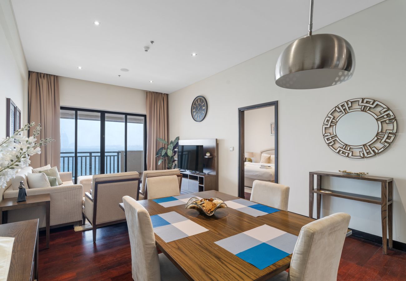 Apartment in Dubai - Beachfront Bliss 1BR In Royal Amwaj