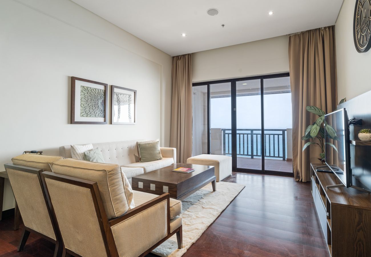 Apartment in Dubai - Beachfront Bliss 1BR In Royal Amwaj