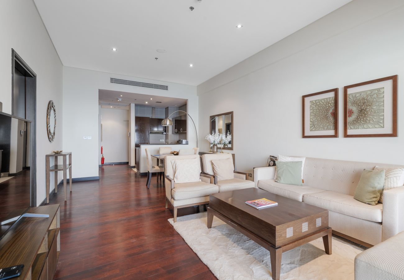 Apartment in Dubai - Beachfront Bliss 1BR In Royal Amwaj