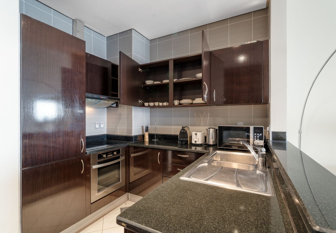 Apartment in Dubai - Beachfront Bliss 1BR In Royal Amwaj