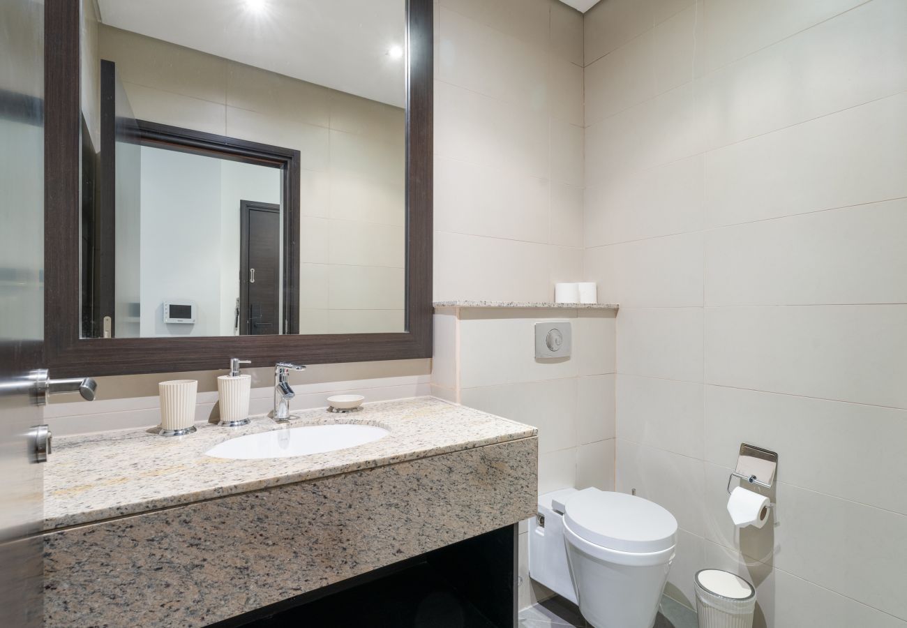Apartment in Dubai - Beachfront Bliss 1BR In Royal Amwaj