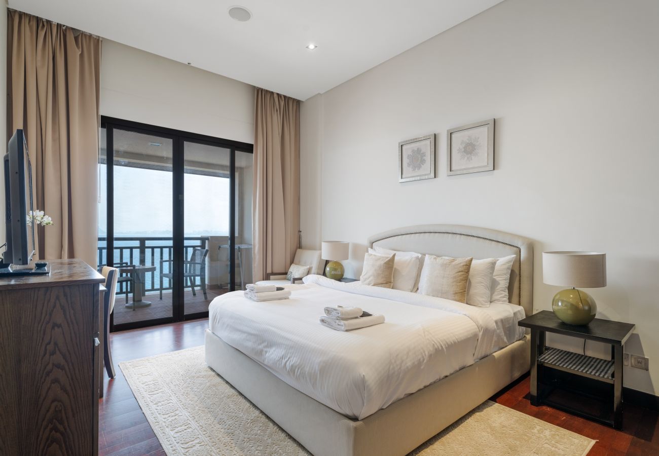 Apartment in Dubai - Beachfront Bliss 1BR In Royal Amwaj