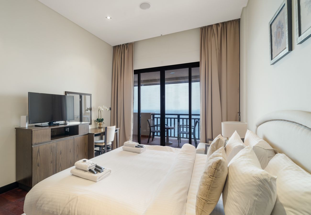 Apartment in Dubai - Beachfront Bliss 1BR In Royal Amwaj