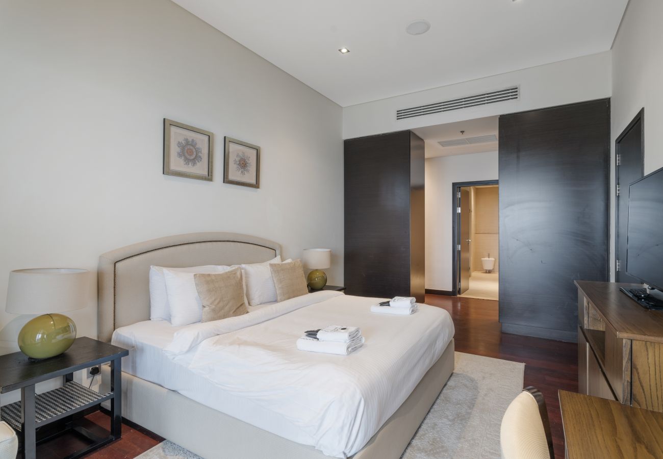 Apartment in Dubai - Beachfront Bliss 1BR In Royal Amwaj