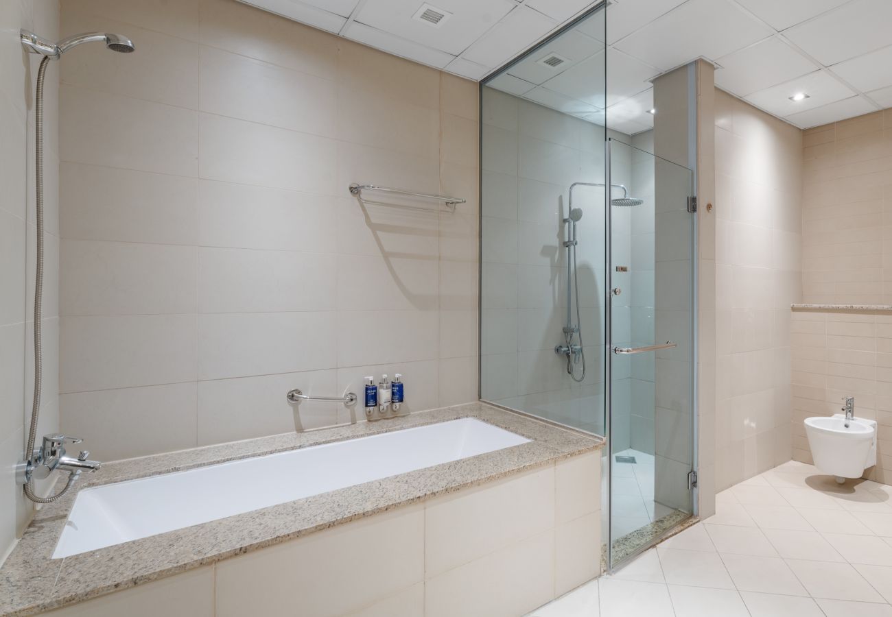 Apartment in Dubai - Beachfront Bliss 1BR In Royal Amwaj