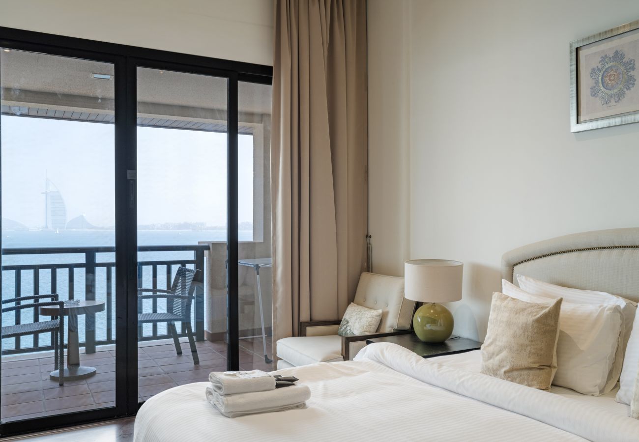 Apartment in Dubai - Beachfront Bliss 1BR In Royal Amwaj