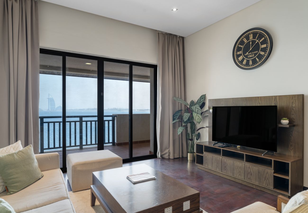 Apartment in Dubai - Beachfront Bliss 1BR In Royal Amwaj