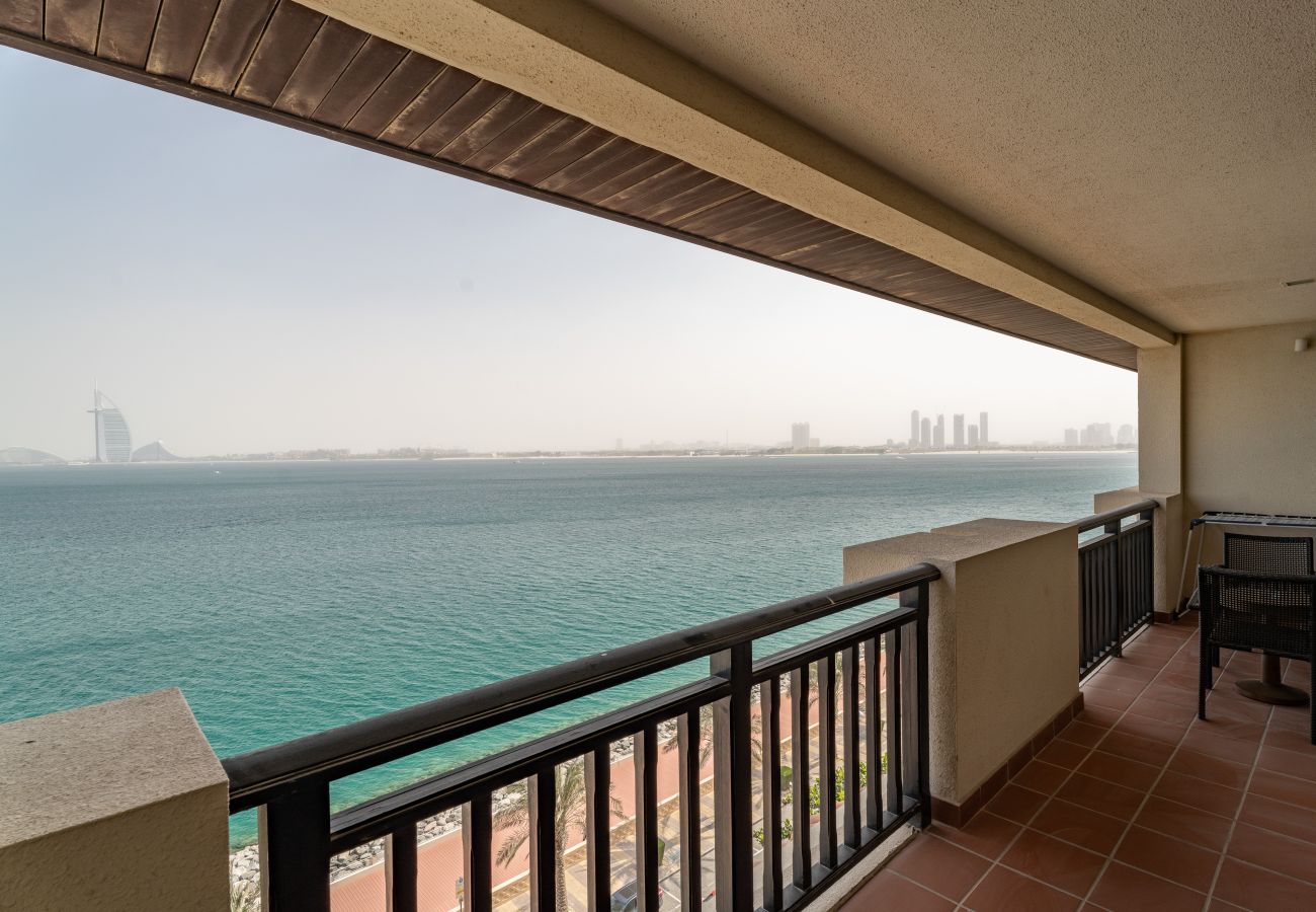 Apartment in Dubai - Beachfront Bliss 1BR In Royal Amwaj