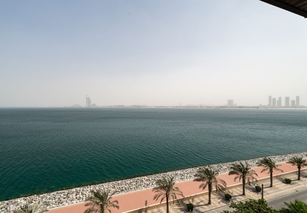 Apartment in Dubai - Beachfront Bliss 1BR In Royal Amwaj
