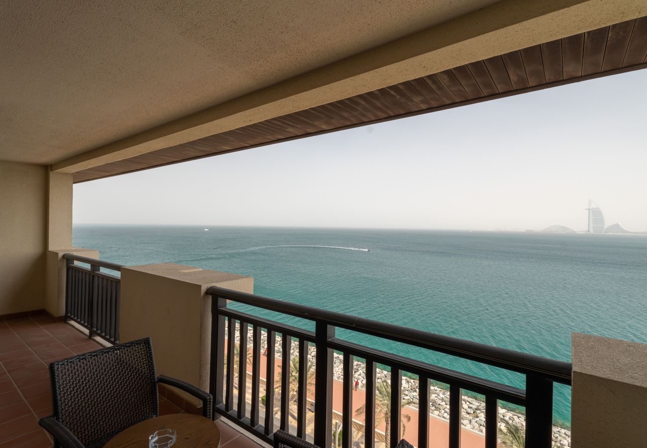 Apartment in Dubai - Beachfront Bliss 1BR In Royal Amwaj
