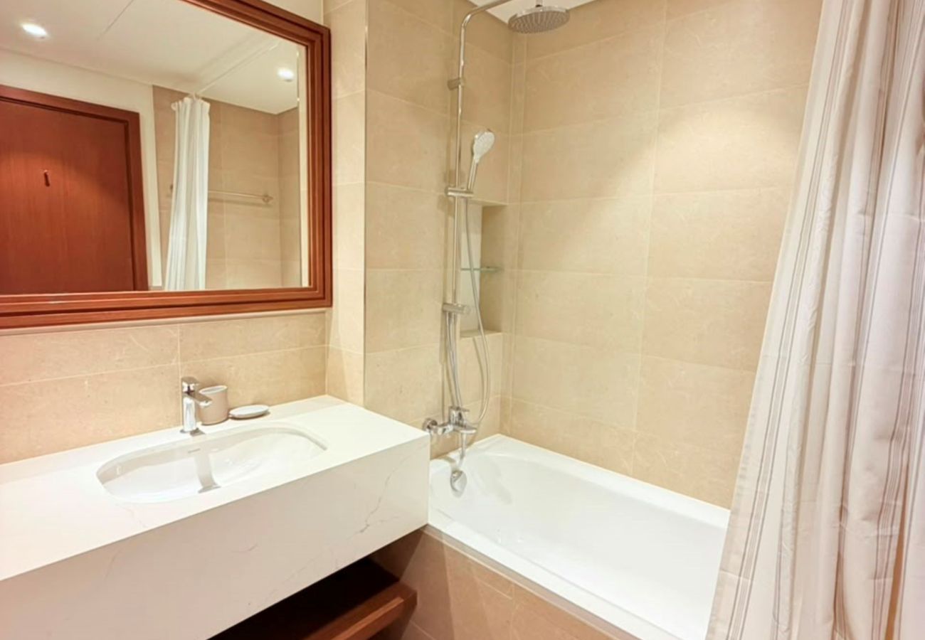 Apartment in Dubai - Sophisticated 1BR In Palace Beach Residences T2 