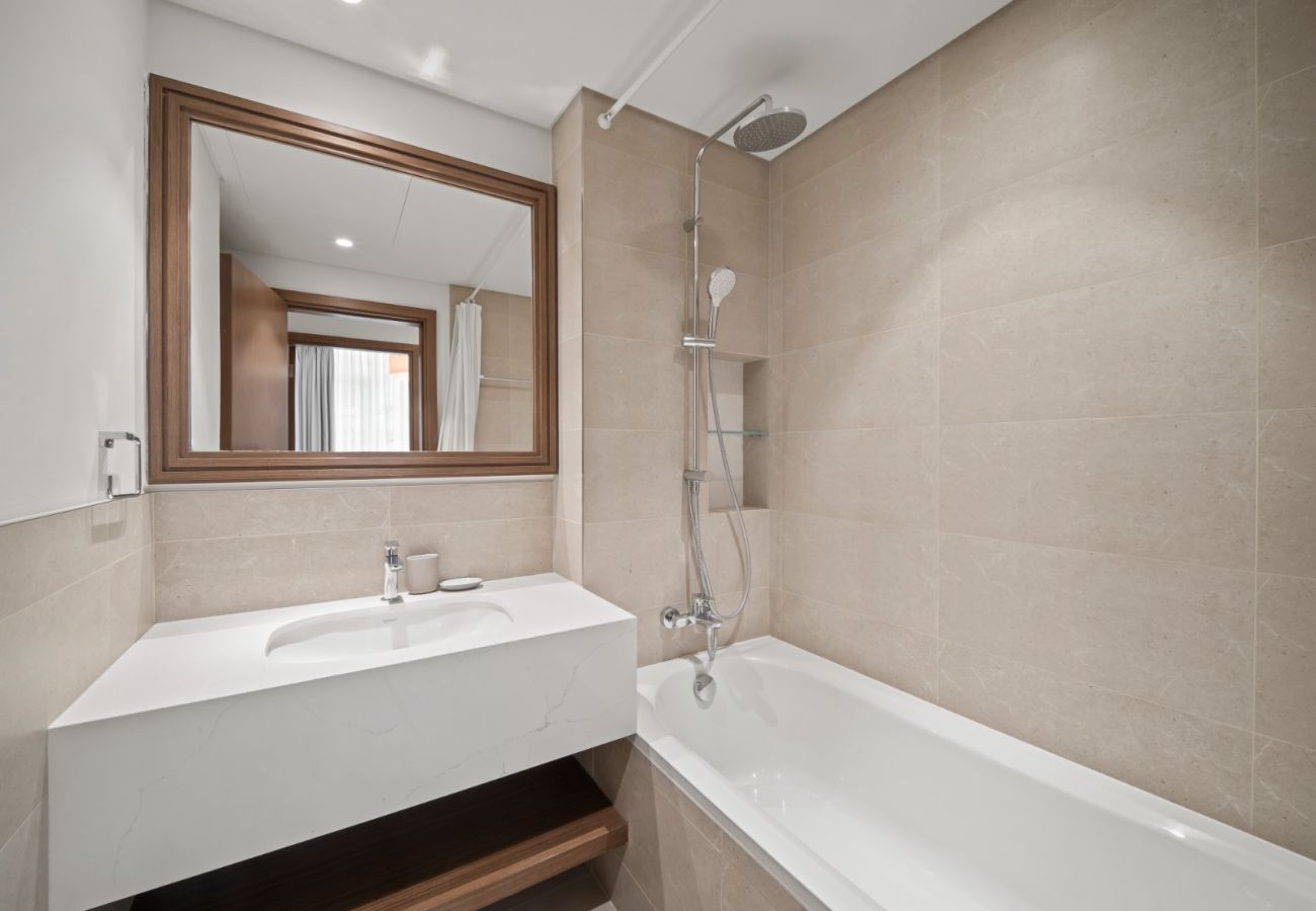 Apartment in Dubai - Sophisticated 1BR In Palace Beach Residences T2 