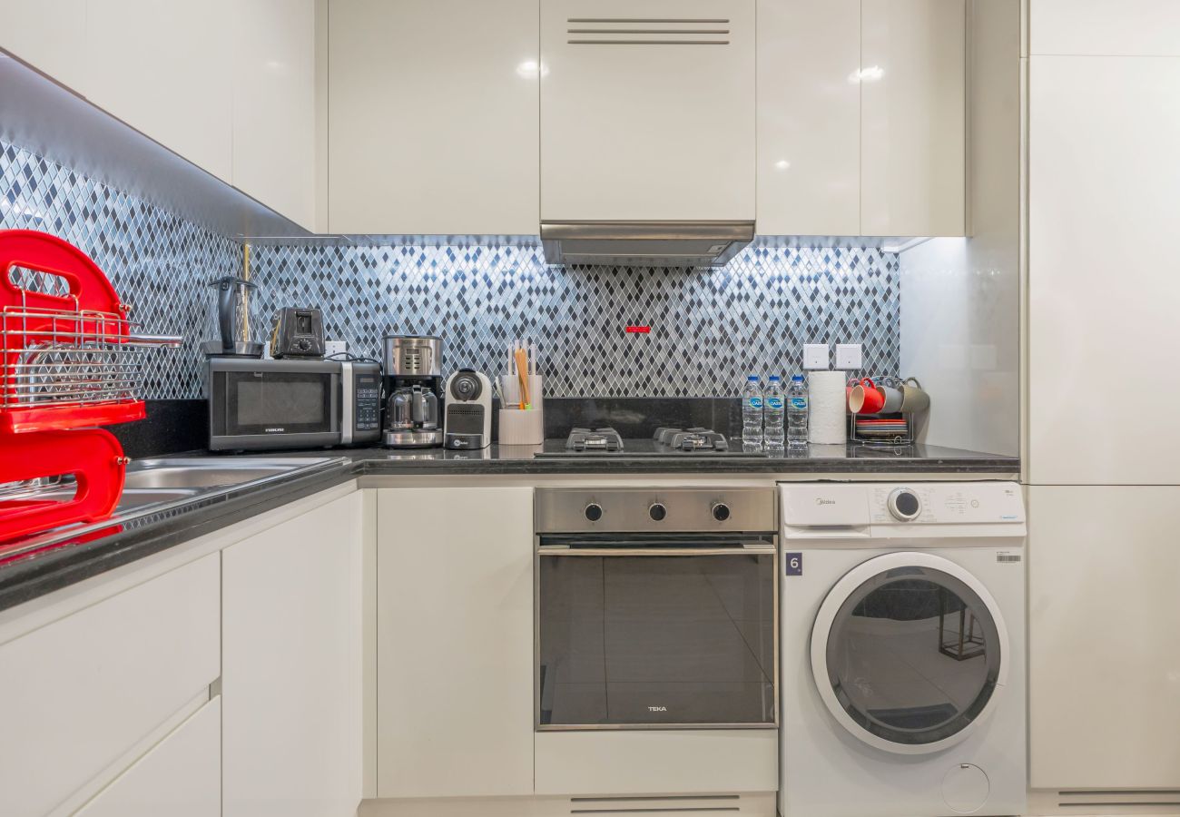 Apartment in Dubai - Contemporary Luxe 2BR in Aykon-Business Bay-07